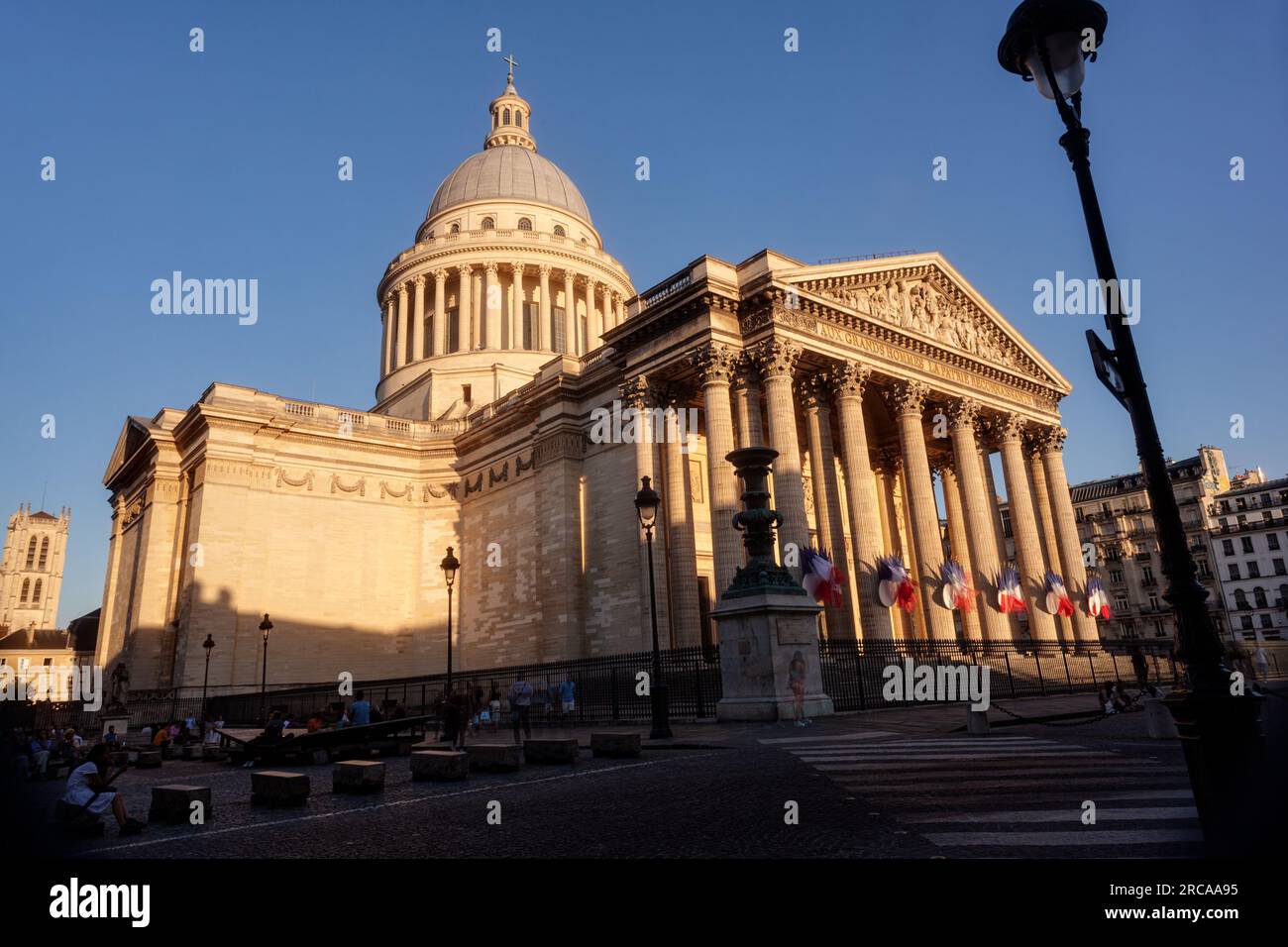 Blick auf das Pantheon-Gebäude in Paris an einem sonnigen Tag bei Sonnenuntergang. Frankreich Stockfoto