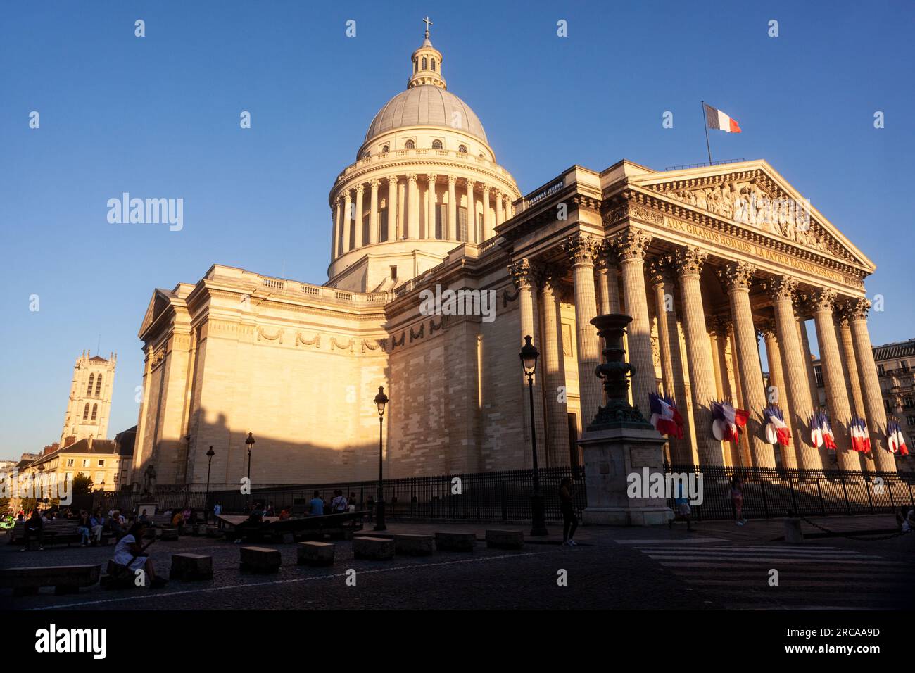 Blick auf das Pantheon-Gebäude in Paris an einem sonnigen Tag bei Sonnenuntergang. Frankreich Stockfoto