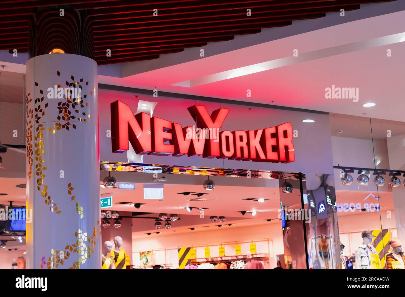 New Yorker - Designerlabel, Neonschild aus nächster Nähe, Eingang zum NewYorker Store im Einkaufszentrum. Pavlodar, Kasachstan - 01.30.2023 Stockfoto