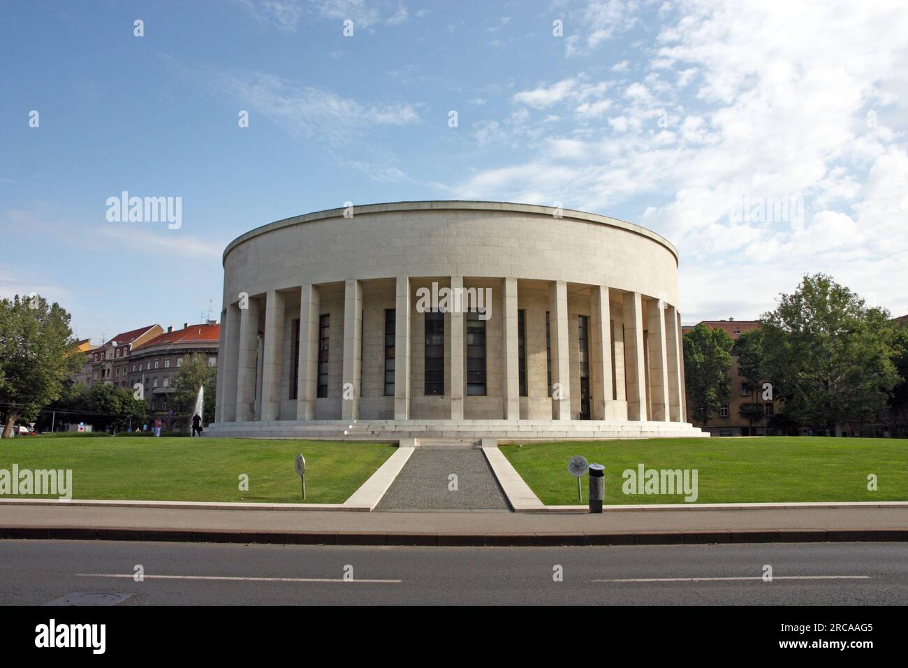 ZAGREB, KROATIEN - 3. JULI 2023: Mestrovic Pavillon - Rotunde, wurde 1934 entworfen. Es ist einer der angesehenen zeitgenössischen Ausstellungsräume in Cro Stockfoto