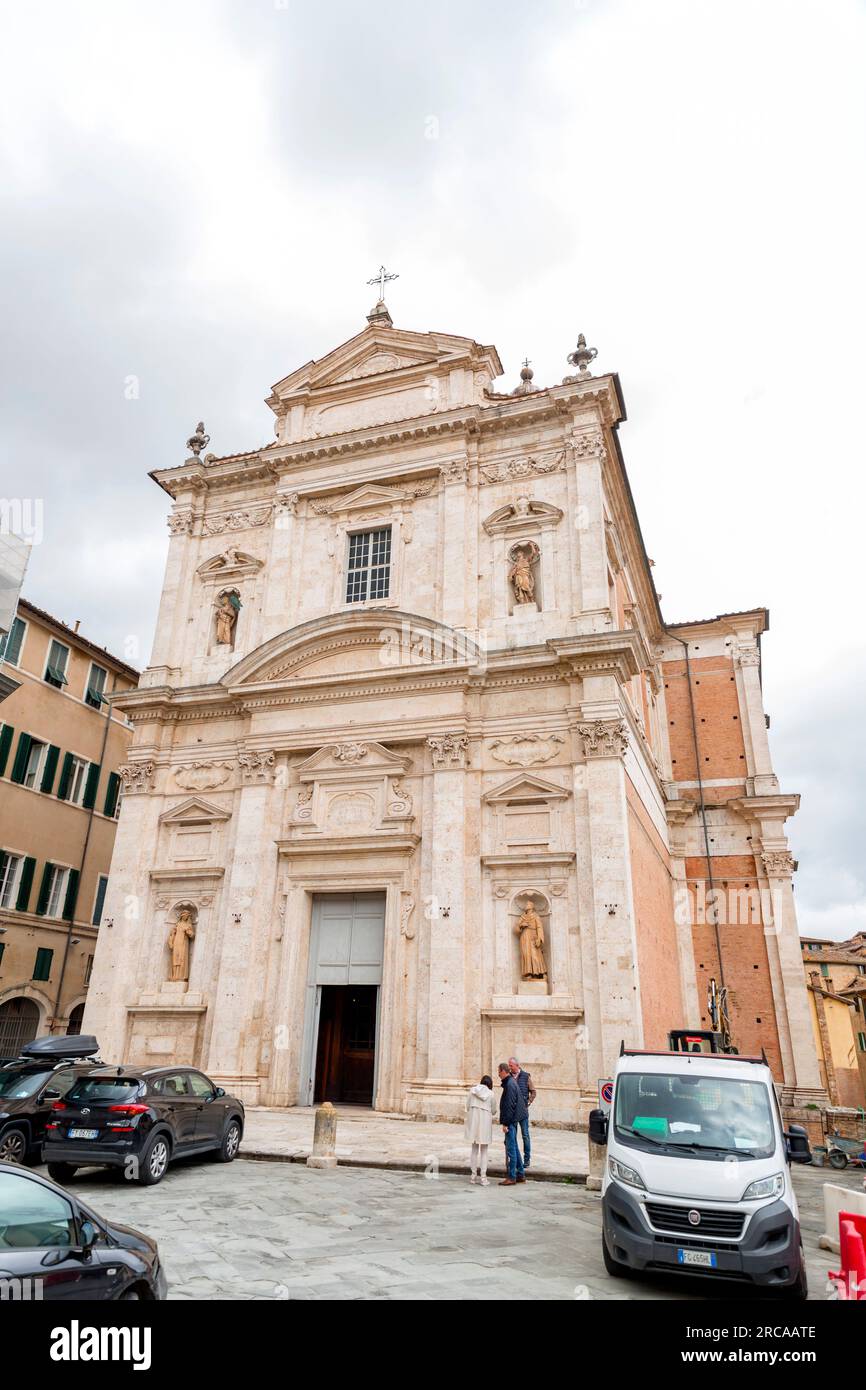 Siena, Italien - 7. April 2022: Insigne Collegiata di Santa Maria in Provenzano ist eine Kirche im späten Renaissance-Barock-Stil, römisch-katholisch, mit Kollegialkirche Stockfoto