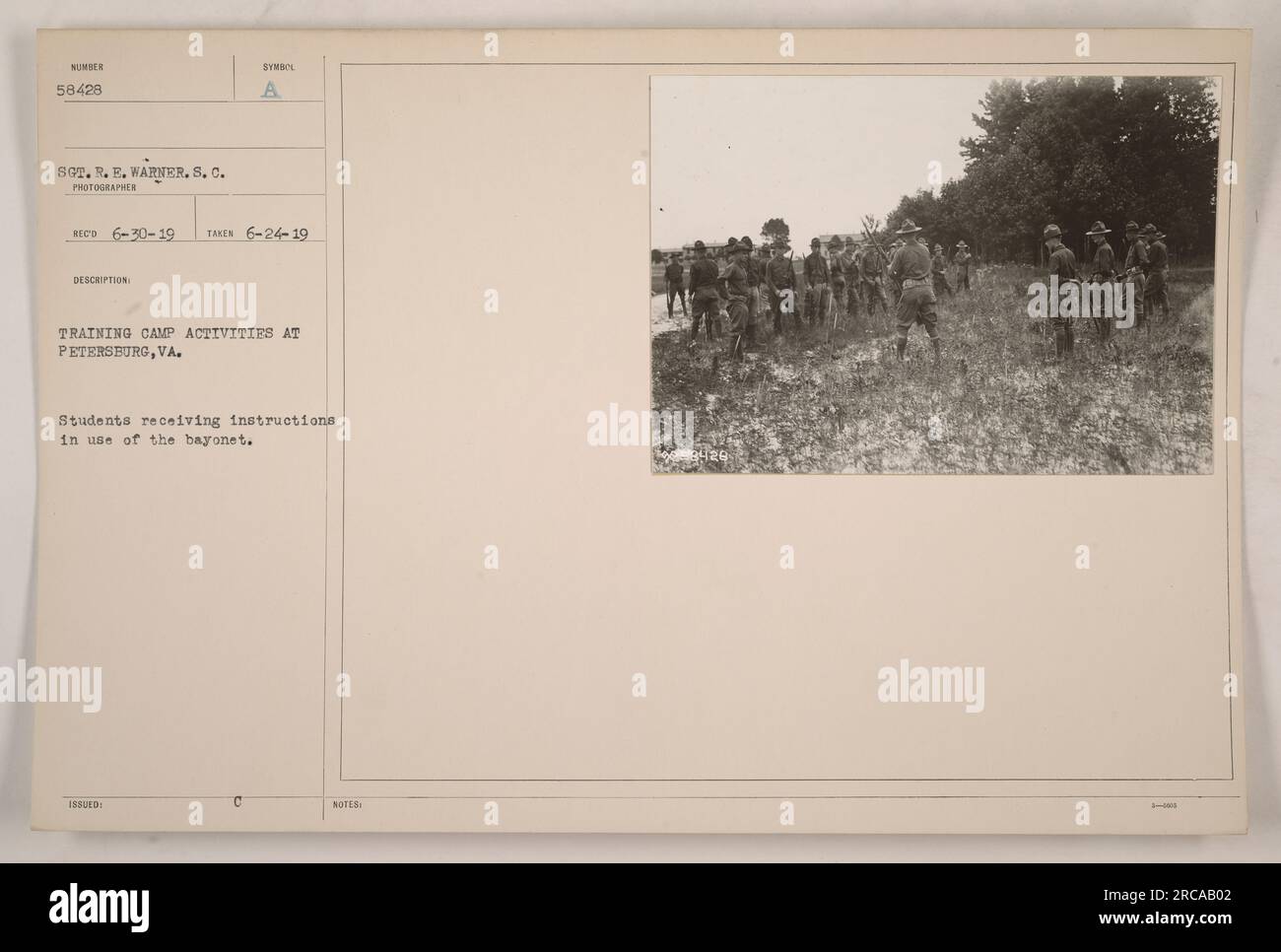 Studenten in einem Trainingslager in Petersburg, Virginia, erhalten Anweisungen zum Umgang mit einem Bajonett. Das Foto wurde am 24. Juni 1919 von Sergeant R. E. Warner, einem Fotografen der S.C. Agency, aufgenommen. Stockfoto