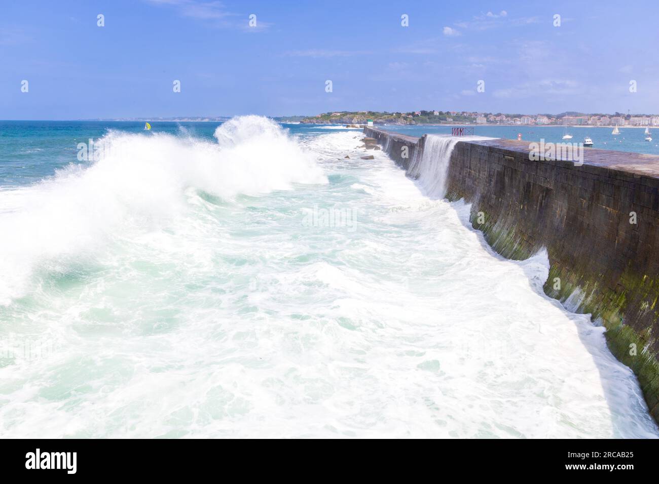 Socoa Dike (Digue de Socoa), eine bekannte Küstenschutzbarriere und Wellen des Atlantischen Ozeans, die hoch aufsteigen und gegen sie stürzen. Ciboure, Frankreich Stockfoto