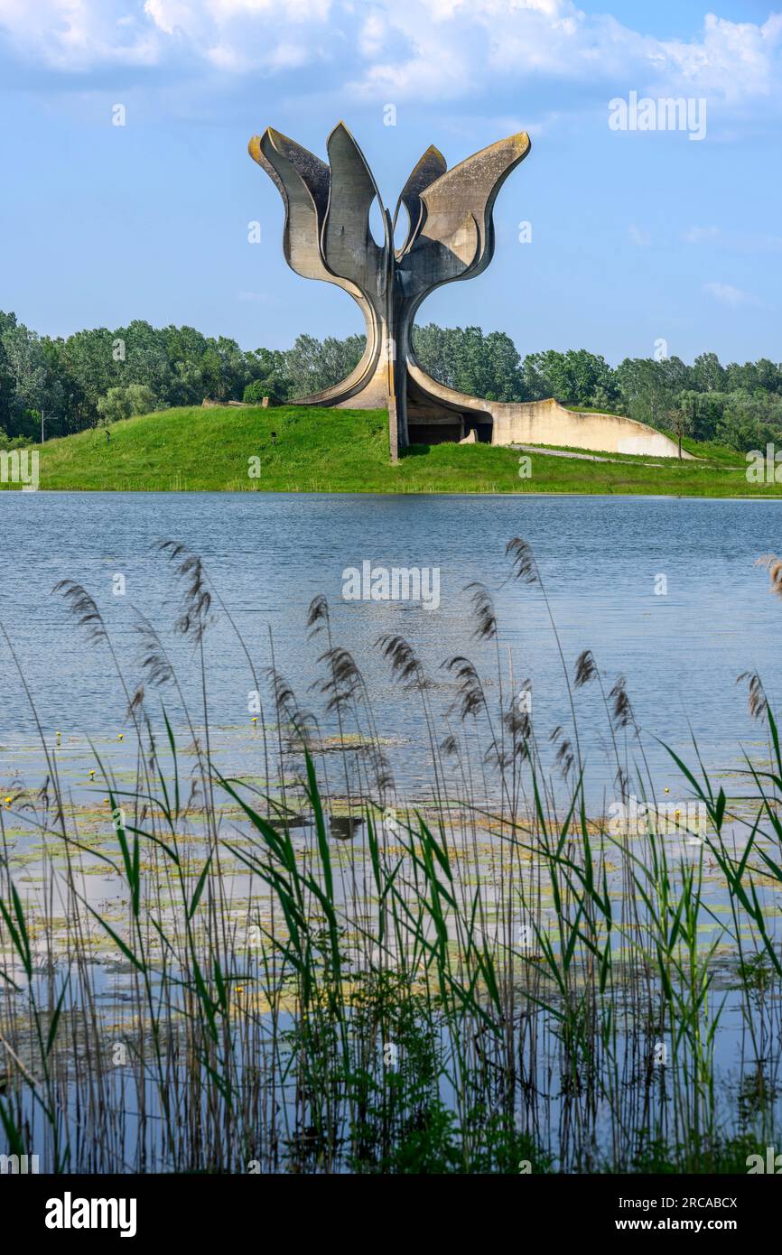 Blick über den See zur Gedenkstätte am Ort des Konzentrationslagers, das während des Zweiten Weltkriegs vom Ustasa-Regime in Jasenovac in Lonjsk geführt wurde Stockfoto