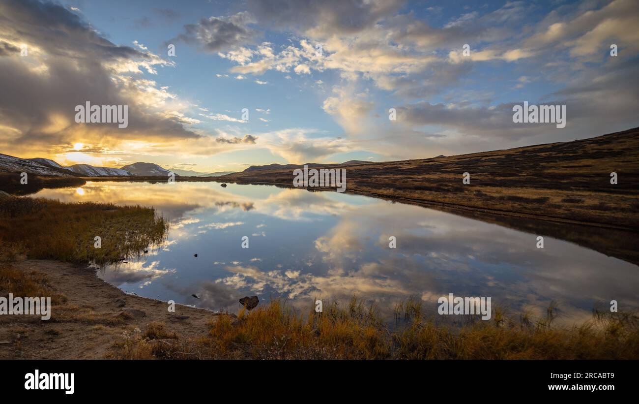 Der Independence Pass nähert sich dem Sonnenuntergang | Colorado, USA Stockfoto