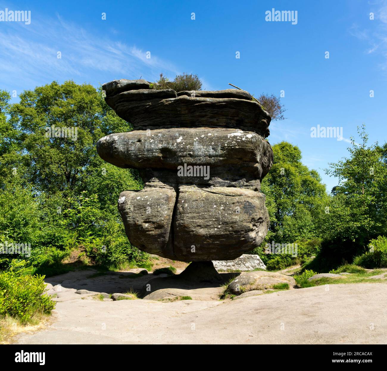 Fein ausgeglichener Stack, Brimham Rocks, Harrogate, North Yorkshire, England, UK Stockfoto