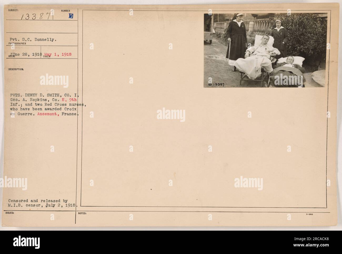 Privat D.C. Donnelly ist mit den Privates Dewey D. Smith und Geo abgebildet A. Hopkins von Co Ich und Co E, 9. Infanterie, zusammen mit zwei Rotkreuz-Krankenschwestern, die den Croix de Guerre erhielten. Das Foto wurde am 28. Juni 1918 in Ancemont, Frankreich, aufgenommen und am 2. Juli 1918 vom M.I.B.-Zensor zensiert und veröffentlicht. Stockfoto