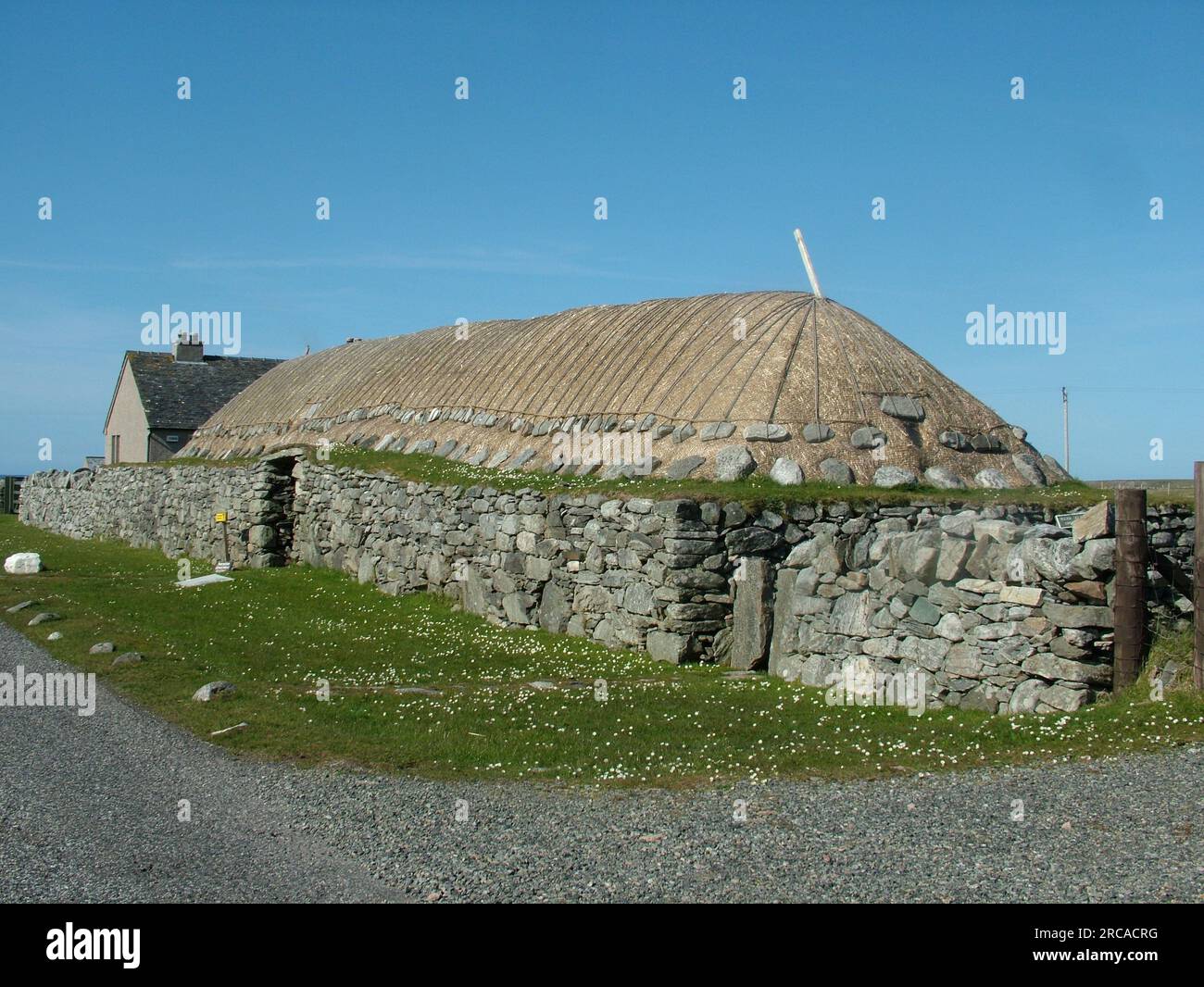 Das Blackhouse, Arnol, Bragar, Isle of Lewis, Dächer mit Stroh über dem Rasen und dicken, steingesäumten Wänden mit Erdkern. Dachholz Stockfoto