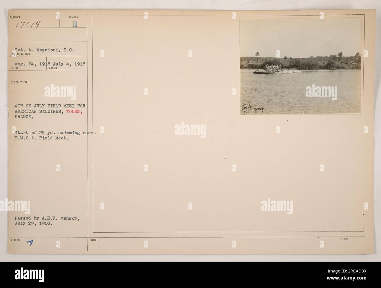 Soldaten, die am 4. Juli an einem Feldtreffen in Tours, Frankreich, am 4. Juli 1918 teilnahmen. Das Foto zeigt den Beginn eines 25-Yard-Schwimmwettlaufs mit Sergeant A. Moscioni vom Signals Corps (S.C.) im Bild. Die Veranstaltung wurde vom Y.M.C.A. organisiert und das Foto wurde von der A.E.P. Zensur am 29. Juli 1918 gelöscht. Stockfoto
