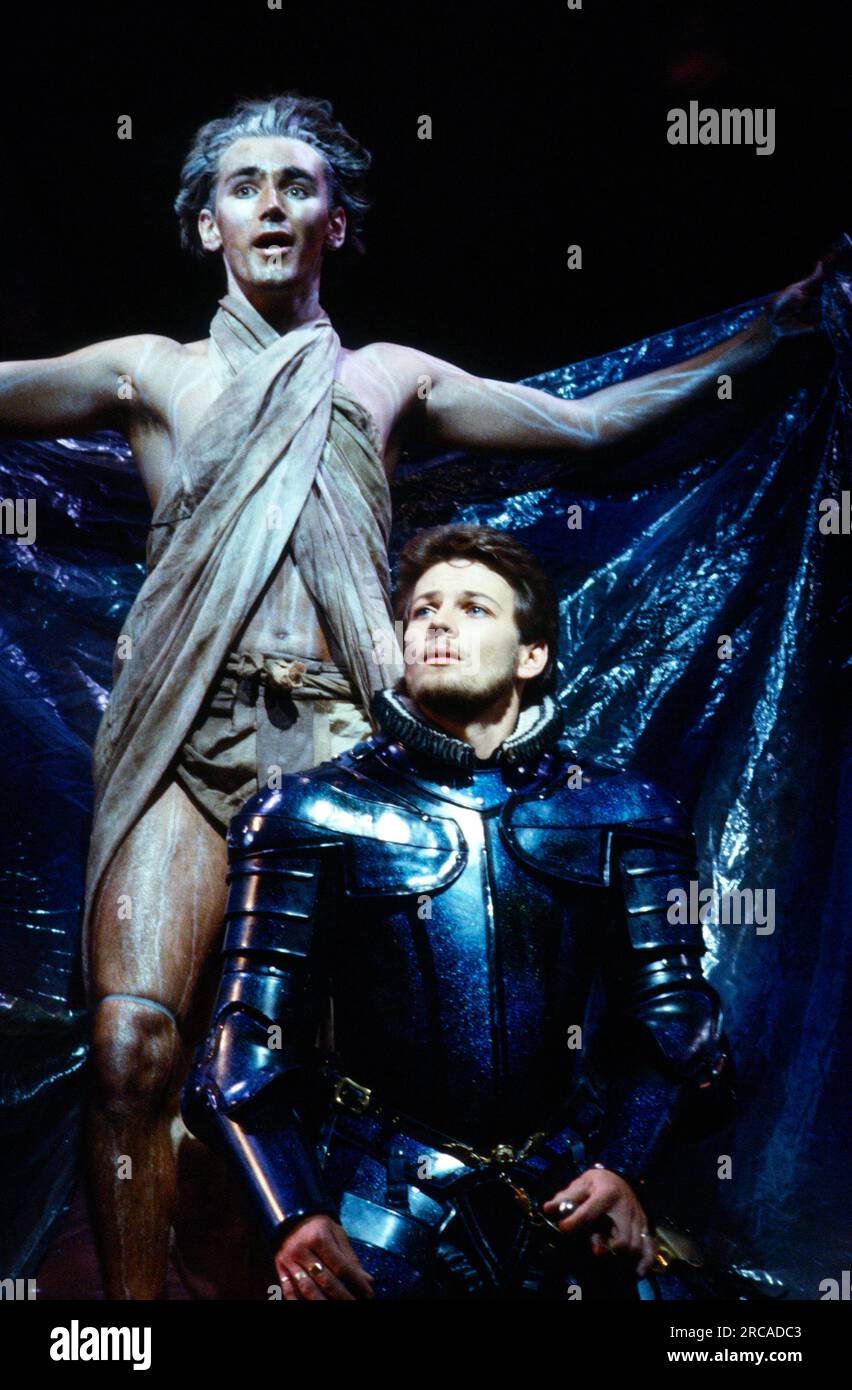 l-r: Mark Rylance (Ariel), Floyd Bevan (Ferdinand) in THE TEMPEST von Shakespeare in the Royal Shakespeare Company (RSC), Royal Shakespeare Theatre, Stratford-upon-Avon, England 05/08/1982 Barbican Theatre, London EC2 07/09/1983 Musik: Stephen Oliver Design: Maria Bjornell, Beleuchtung: Richard Riddell, Regisseur: David Riddchoreographie Stockfoto