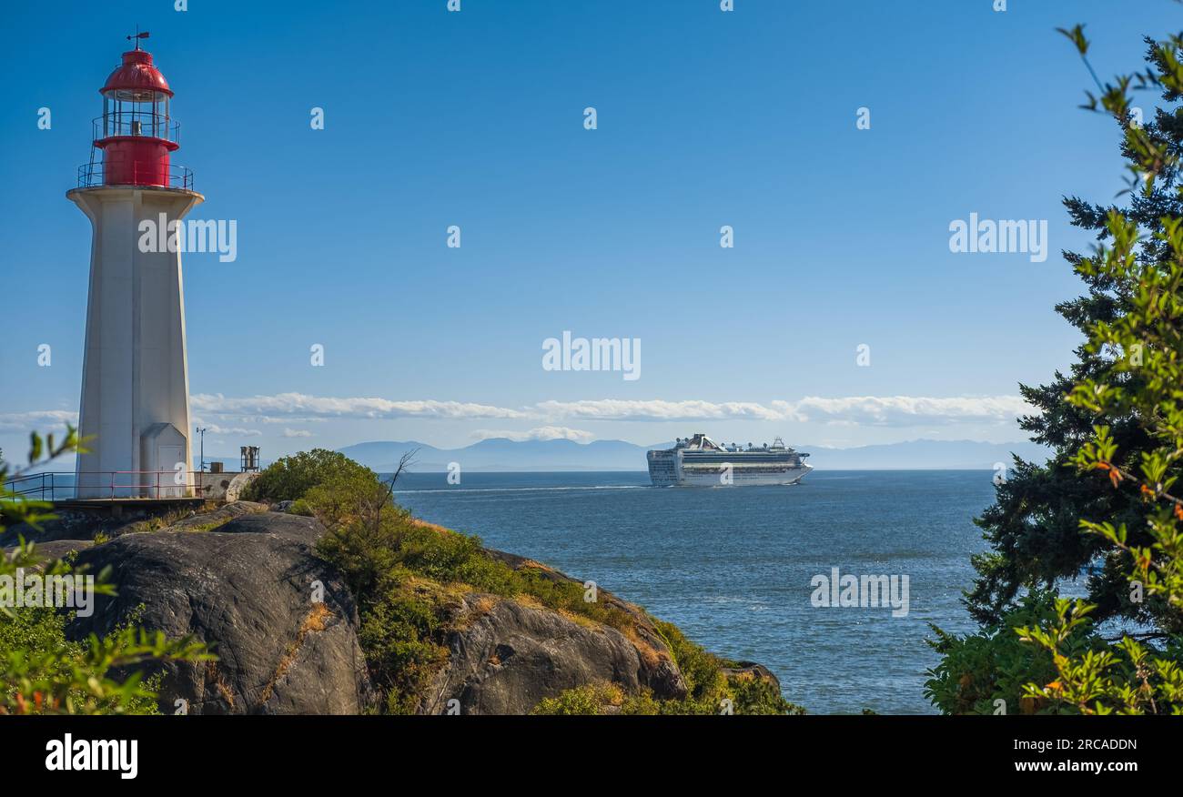 Kreuzfahrtschiff verlässt den Hafen von Vancouver BC. Blick auf einen Leuchtturm und Kreuzfahrtschiff im Meer. Landschaftlich reizvoller Hintergrund und Kreuzfahrtschiff. Reisepho Stockfoto