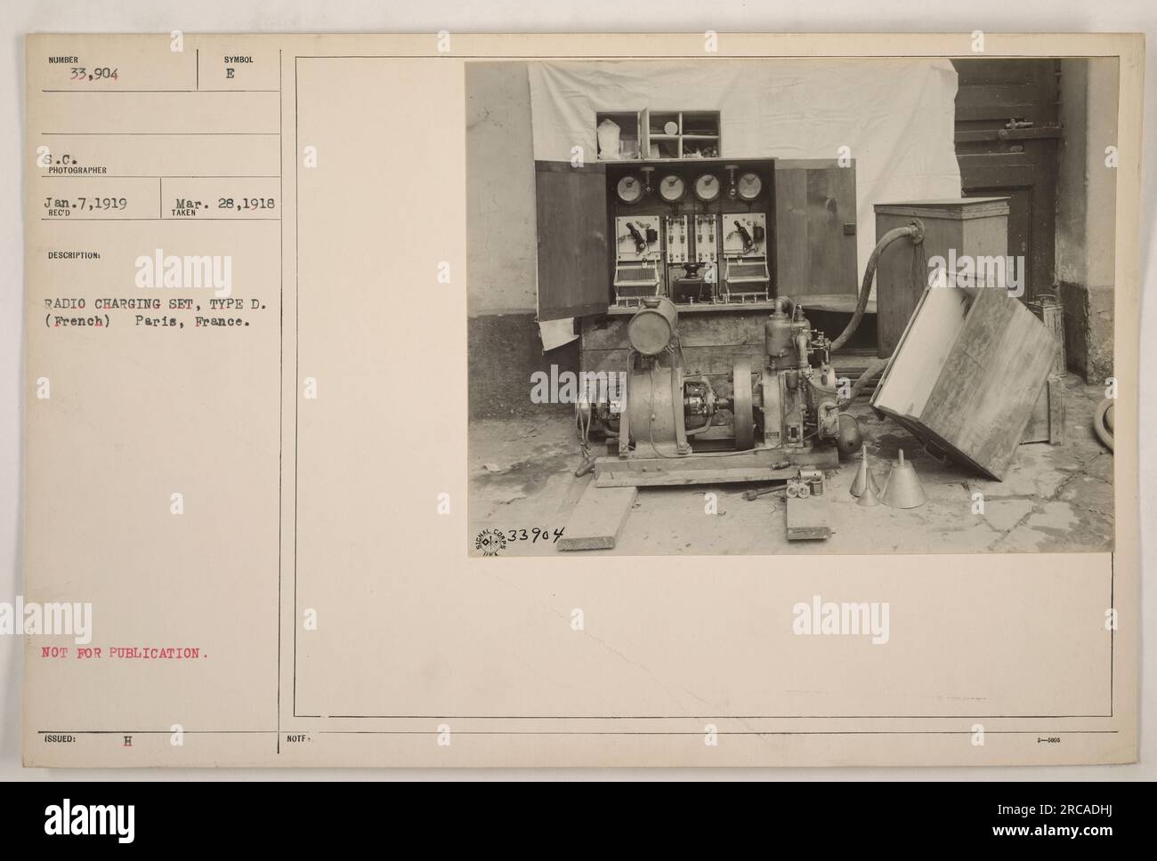 Ein Foto eines Radioladegeräts, Typ D (Französisch), aufgenommen in Paris, Frankreich, am 28. März 1918. Das Bild ist Teil einer unveröffentlichten Sammlung amerikanischer Militäraktivitäten während des Ersten Weltkriegs, mit der Identifikationsnummer 33.904 und dem Symbol des Fotografen S.C. Stockfoto