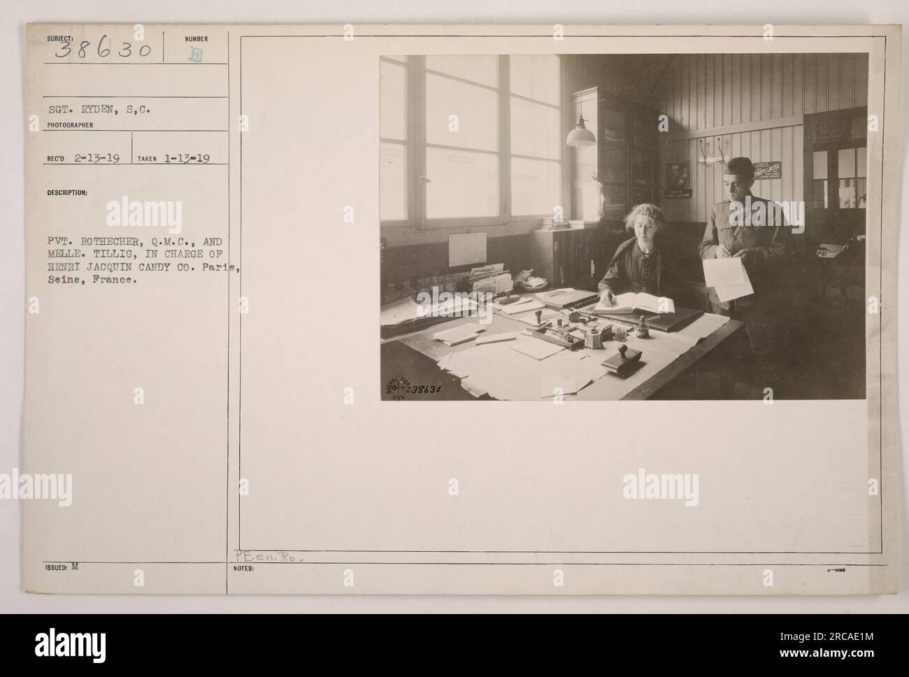 Gefreiter Rothecher und Melle. Tillig ist der Verantwortliche von Henri Jacquin Candy Co. In Paris, Frankreich. Das Foto wurde am 13. Januar 1919 aufgenommen. In einer Reihe von Fotografien amerikanischer Militäraktivitäten während des Ersten Weltkriegs ist es die Nummer 38631 Stockfoto