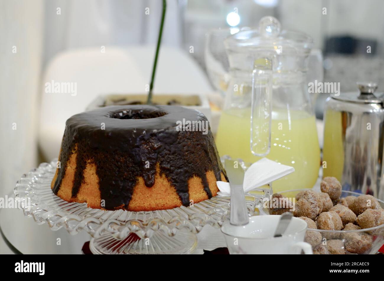 Nahaufnahme des Frühstückstisches mit mehreren köstlichen Optionen für Ihren Gaumen. Stockfoto