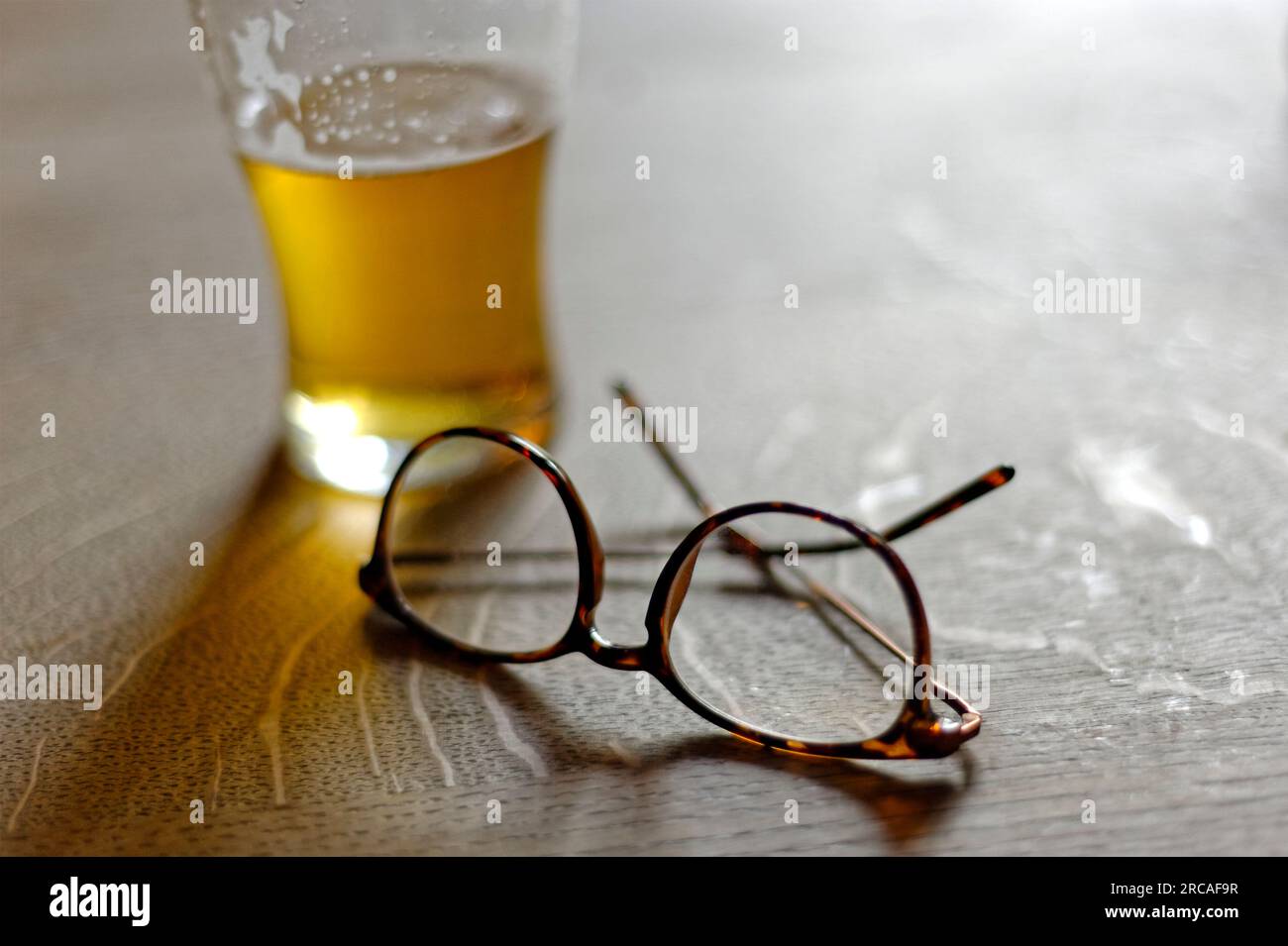 Gläser und ein Bier auf einem Tisch Stockfoto