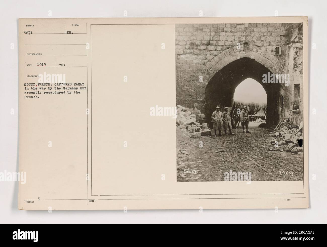 Coucy, Frankreich - Ein 1919 aufgenommenes Foto zeigt die Stadt Coucy wieder unter französischer Kontrolle. Coucy wurde früher von den Deutschen zu Beginn des Krieges gefangen genommen und jetzt von den Franzosen zurückerobert. Dieses Bild mit der Nummer 5871 wurde vom Fotografen in der EU aufgenommen. Stockfoto