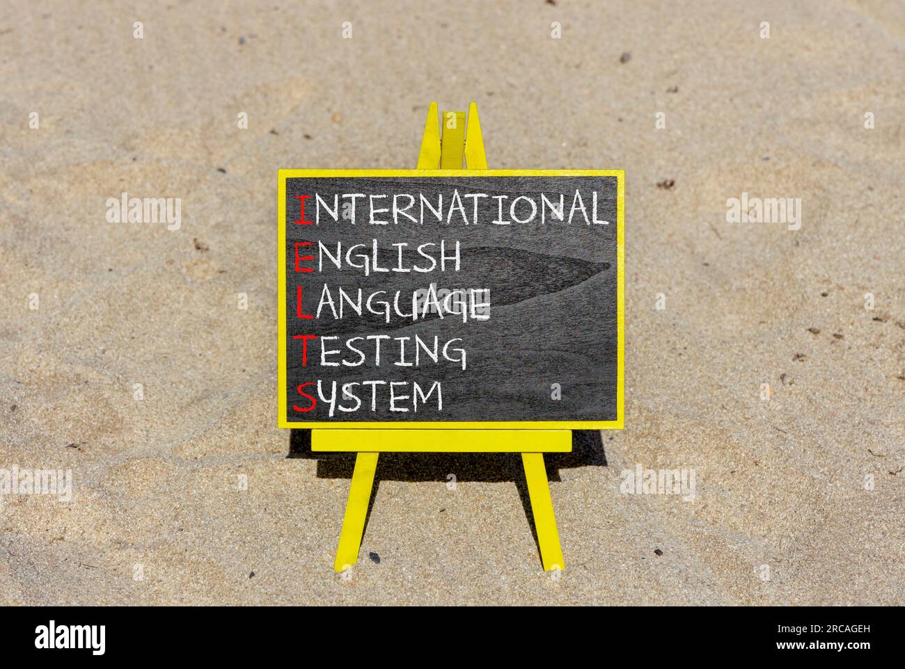IELTS-Symbol. Konzeptbegriffe IELTS internationales englischsprachiges Testsystem auf schwarzer Tafel. Wunderschöner Sandhintergrund. Business IELTS interna Stockfoto