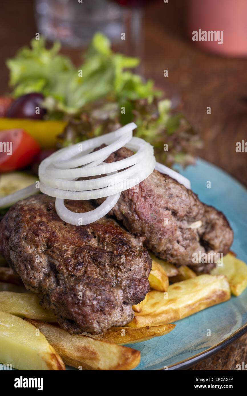 Griechisches Bifteki Mit Salat Und Pommes Frites Stockfoto