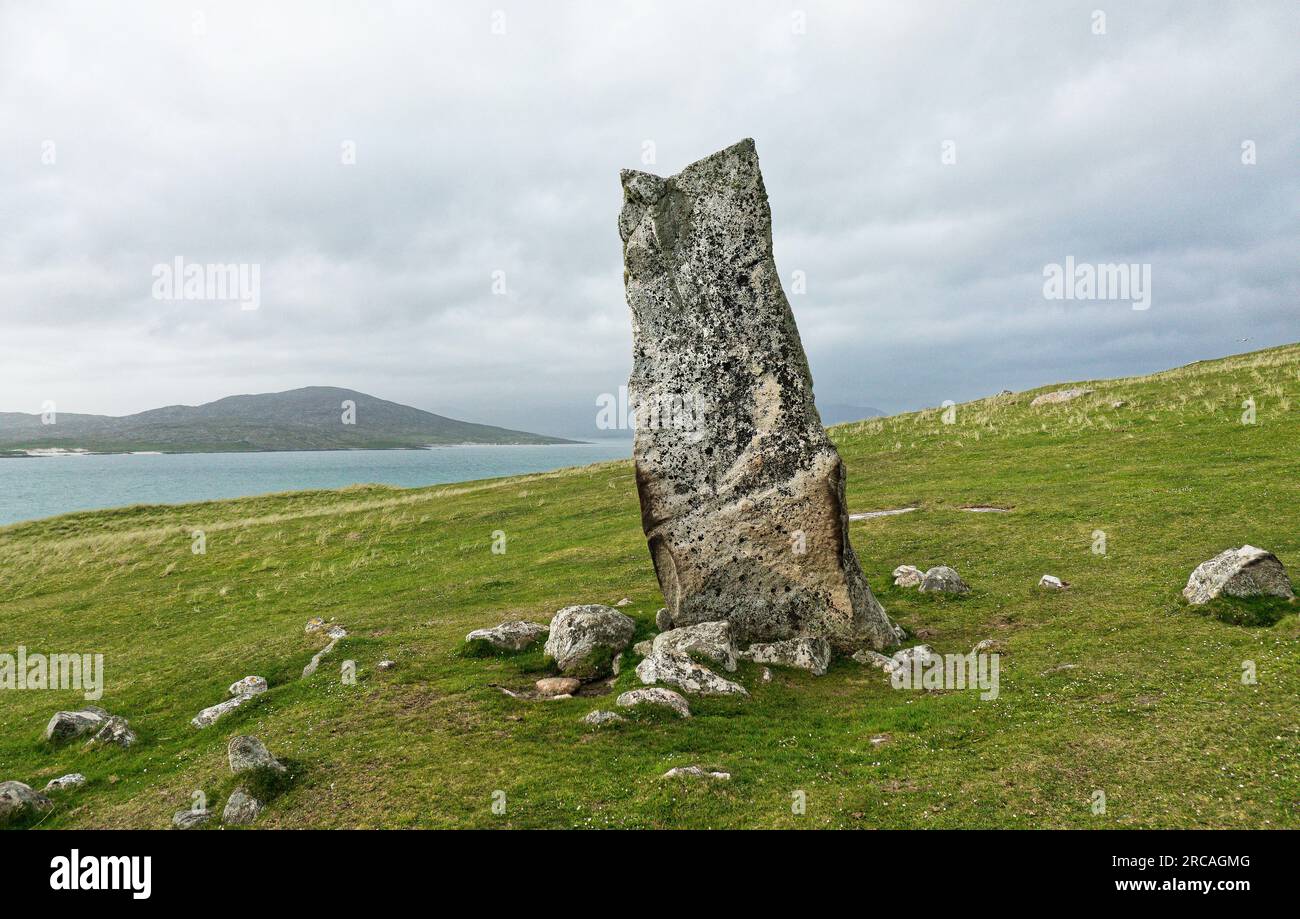 Clach Mhic Leoid, MacLeods Stone, Clach Macleod, prähistorischer, jungsteinzeitlicher Standstein auf der Halbinsel in Nisabost, Harris. 3,3m hoch. Nach Norden schauen Stockfoto