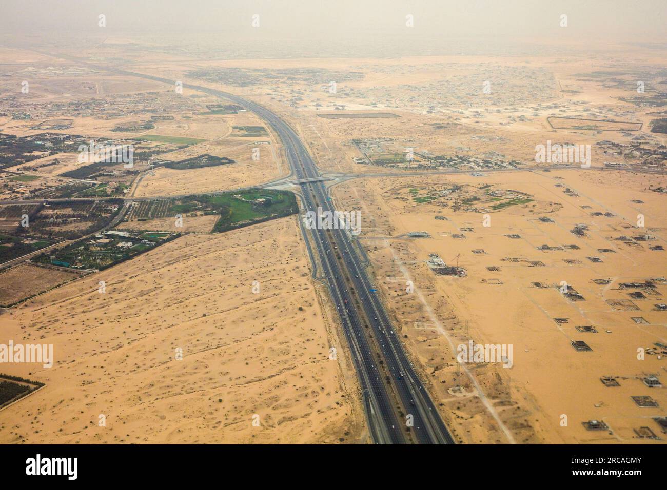 Autobahn in der arabischen Wüste in der Nähe von Dubai, Vereinigte Arabische Emirate Stockfoto