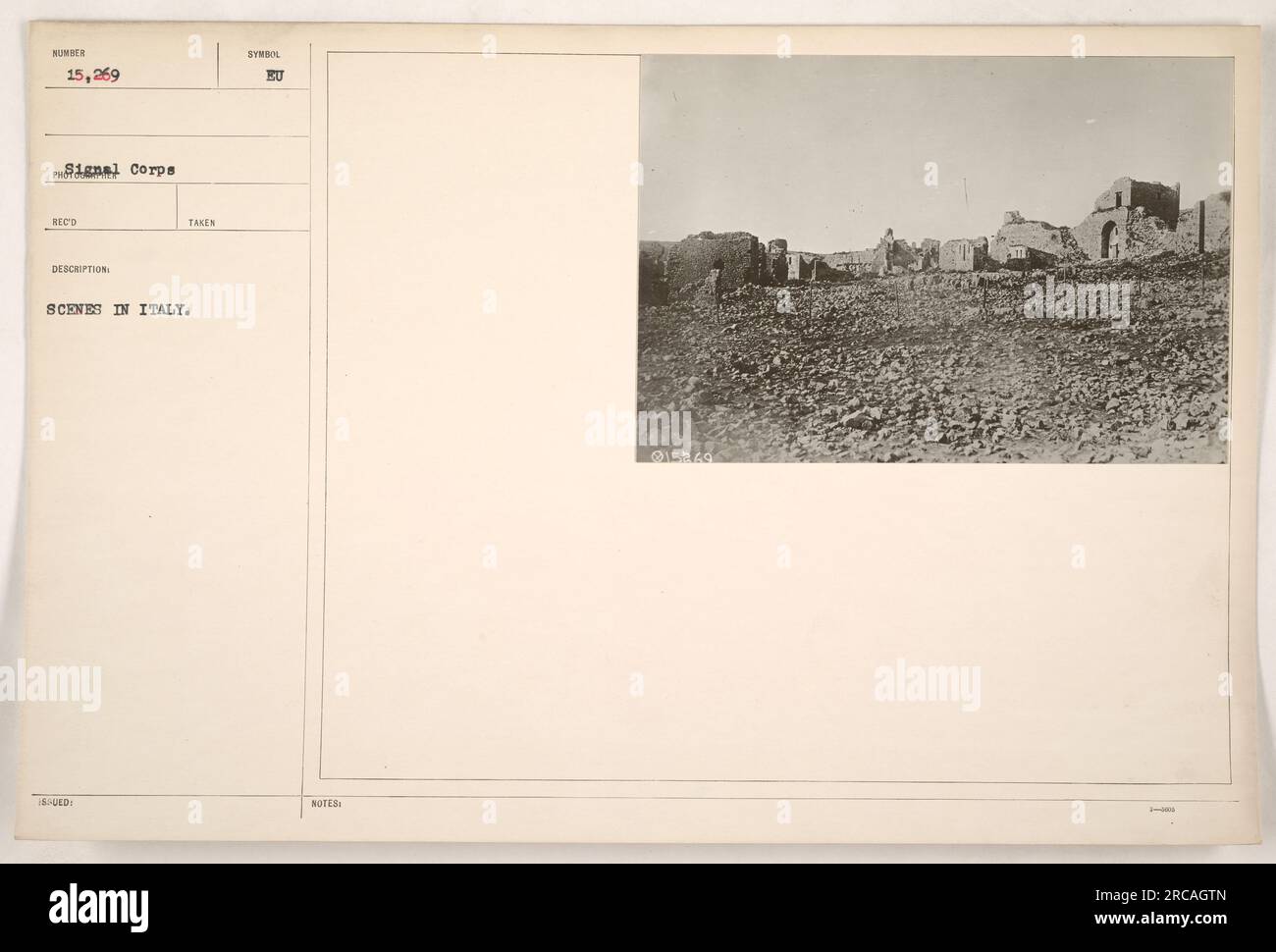 Soldaten marschierten in Formation durch eine Stadt in Italien während des Ersten Weltkriegs. Das Bild zeigt die Aktivitäten und die Beteiligung des amerikanischen Militärs an den Kriegsbemühungen. Stockfoto