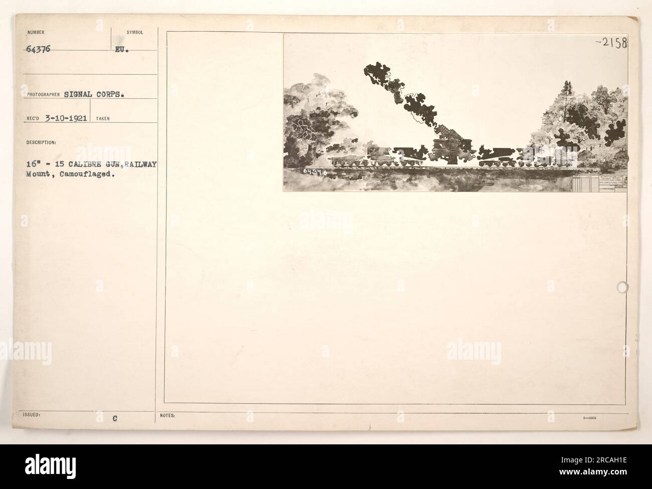 Abbildung einer Pistole mit einem Kaliber von 16 bis 15 mm, die auf einem Bahnsteig montiert ist. Die Waffe ist getarnt und nummeriert mit 64376. Dieses Foto wurde vom Signalkorps während des Ersten Weltkriegs aufgenommen und am 10. März 1921 empfangen. Aus der Beschreibung geht hervor, dass das Bild zur amtlichen Verwendung herausgegeben wurde. Die beigefügten Hinweise enthalten die Referenznummer -2158. Stockfoto