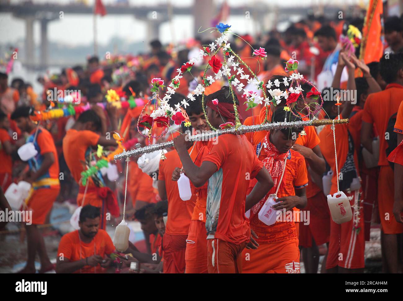 Prayagraj, Indien. 13/07/2023, indische Anhänger baden und trinken Wasser im Fluss Ganges während der jährlichen Kanwar Yatra (eine religiöse Prozession) während des heiligen Monats Shrawan von Hindu Calender, um ihren diety Lord Shiva in Prayagraj, Indien, zu verehren. Kredit: Anil Shakya/Alamy Live News Stockfoto