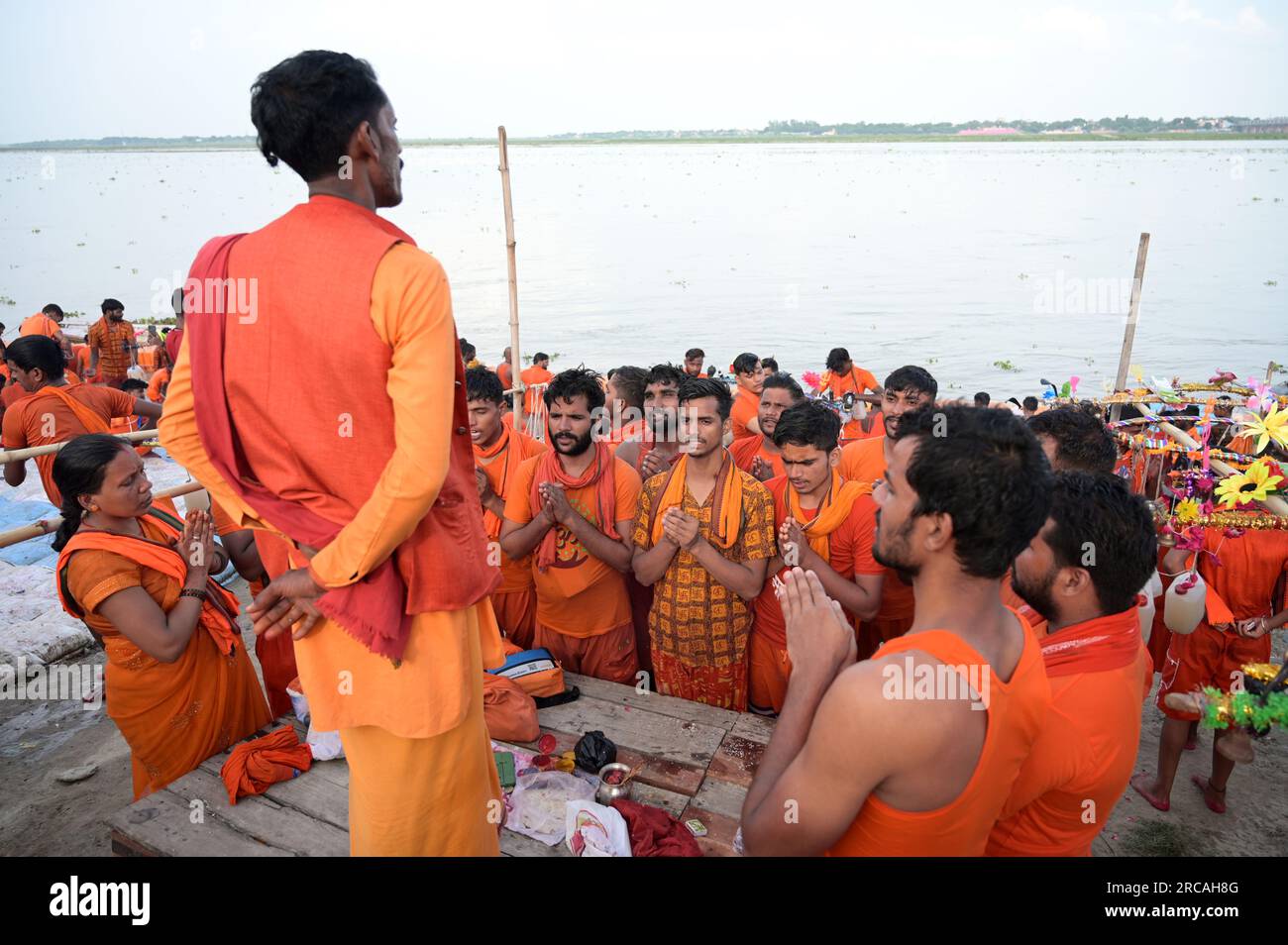 Prayagraj, Indien. 13/07/2023, indische Anhänger baden und trinken Wasser im Fluss Ganges während der jährlichen Kanwar Yatra (eine religiöse Prozession) während des heiligen Monats Shrawan von Hindu Calender, um ihren diety Lord Shiva in Prayagraj, Indien, zu verehren. Kredit: Anil Shakya/Alamy Live News Stockfoto