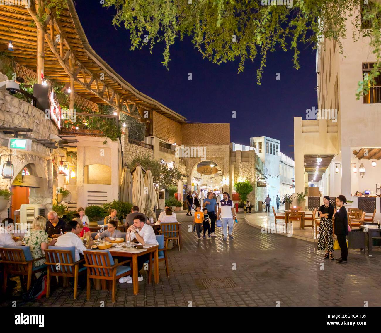 Menschen in Souk Waqif, Doha, Katar bei Nacht Stockfoto