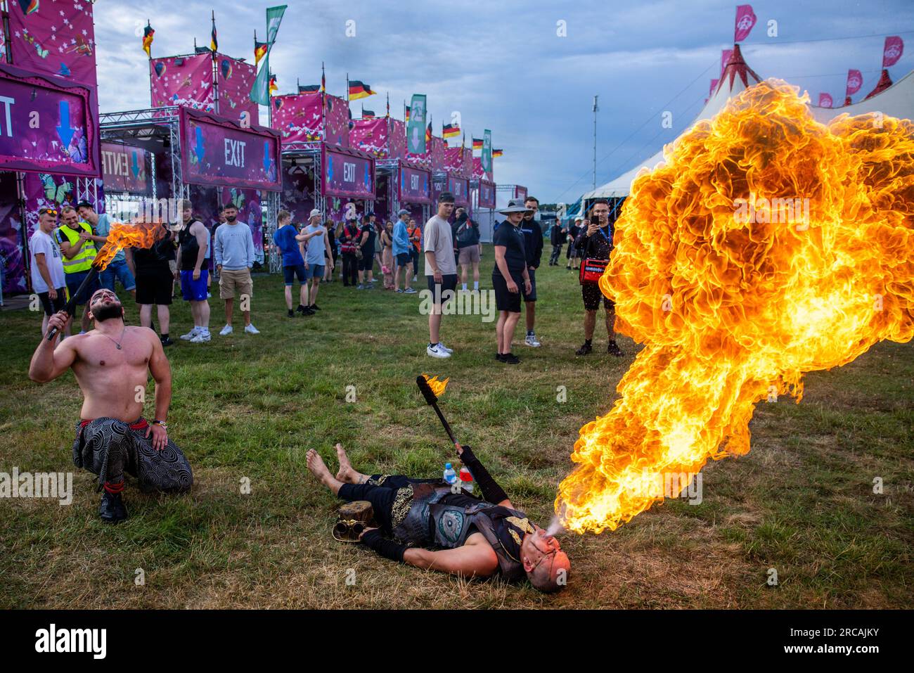 Neustadt Glewe, Deutschland. 13. Juli 2023. Feuerwehrleute begrüßen die ersten Besucher des Airbeat One Festivals. Auf dem größten elektronischen Musikfestival in Norddeutschland auf dem Flugplatz werden bis 16.07.2023 täglich rund 65.000 Besucher erwartet. Das Motto des Airbeat One Edition 20. lautet: „Edition Home Germany“. Kredit: Jens Büttner/dpa/Alamy Live News Stockfoto