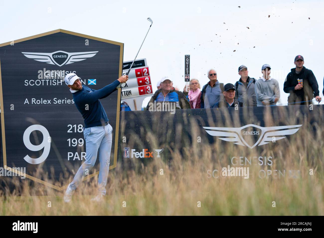 North Berwick, East Lothian, Schottland, Großbritannien. 13. Juli 2023 Wyndham Clark schlägt am 9. Loch des Genesis Scottish Open im Renaissance Club in North Berwick ab. Iain Masterton/Alamy Live News Stockfoto