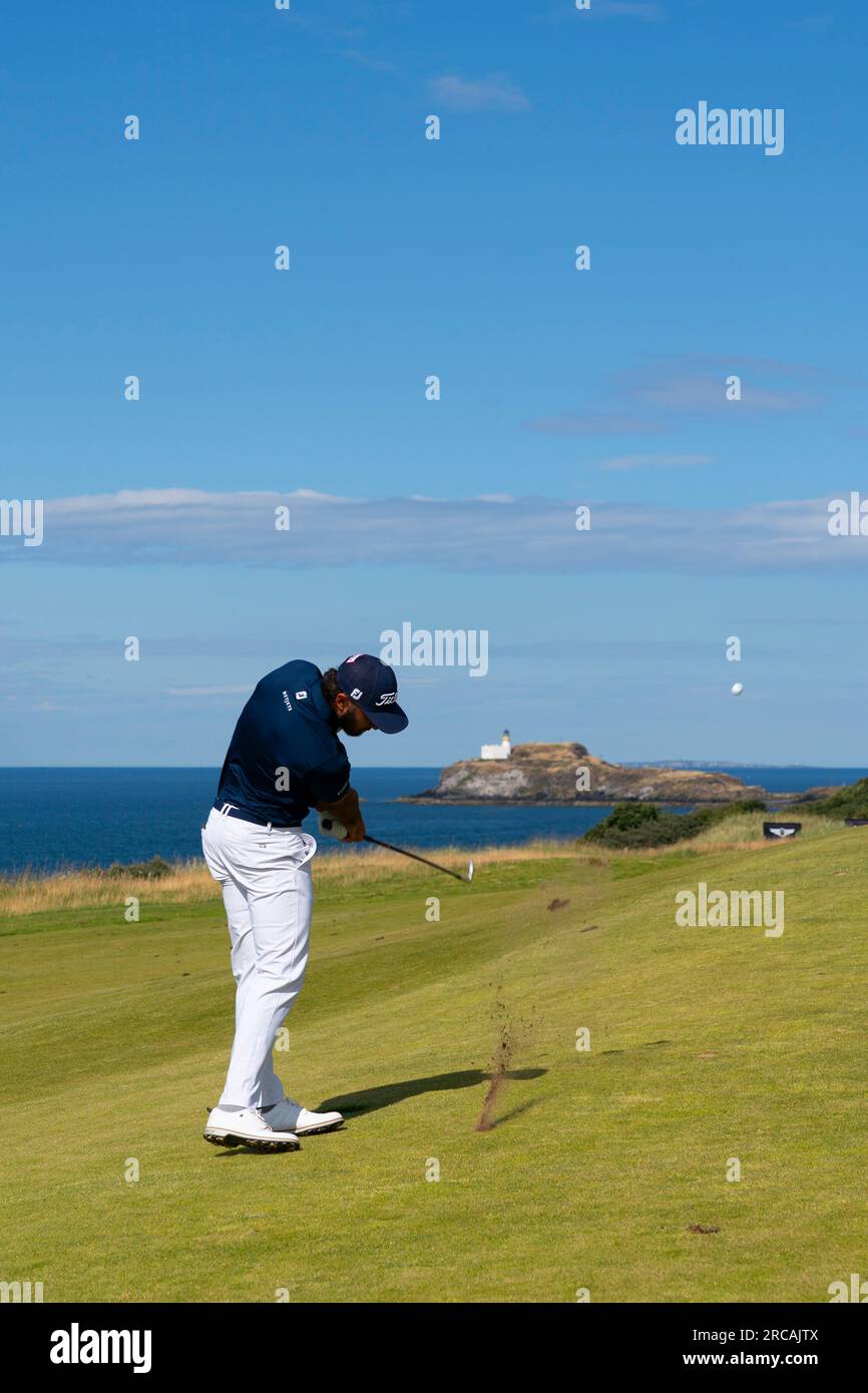 North Berwick, East Lothian, Schottland, Großbritannien. 13. Juli 2023 Max Homa spielt seine Annäherung an das 13. Loch bei den Genesis Scottish Open im Renaissance Club in North Berwick. Iain Masterton/Alamy Live News Stockfoto