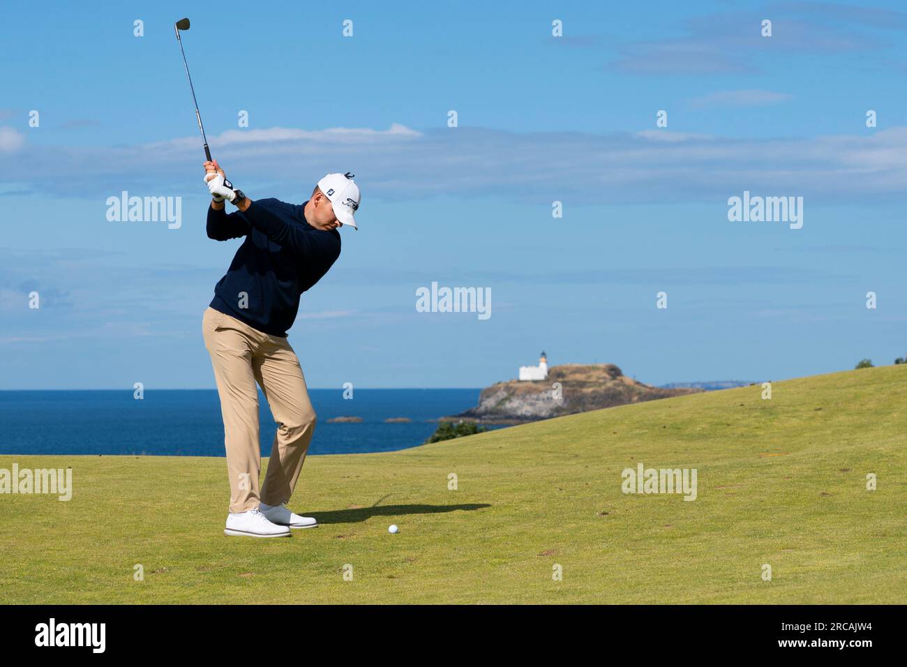 North Berwick, East Lothian, Schottland, Großbritannien. 13. Juli 2023 Yannik Paul spielt seine Annäherung an das 13. Loch bei den Genesis Scottish Open im Renaissance Club in North Berwick. Iain Masterton/Alamy Live News Stockfoto