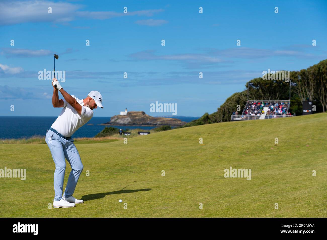 North Berwick, East Lothian, Schottland, Großbritannien. 13. Juli 2023 Wyndham Clark spielt seine Annäherung an das 13. Loch bei den Genesis Scottish Open im Renaissance Club in North Berwick. Iain Masterton/Alamy Live News Stockfoto