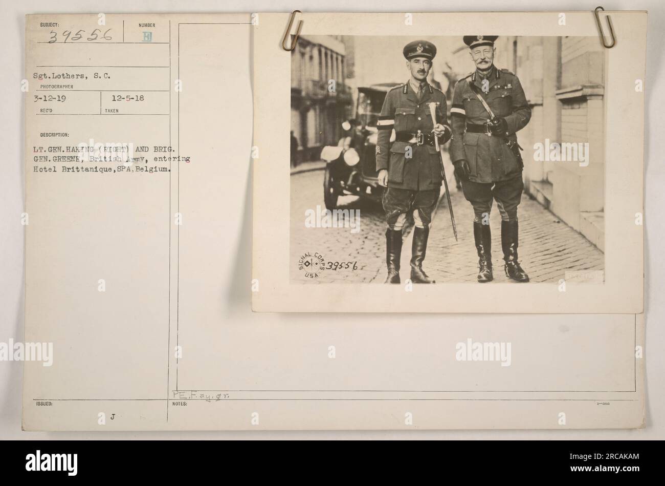 H Sergeant Lothers ist auf diesem Foto zu sehen, das am 5. Dezember 1918 aufgenommen wurde. Dort sehen Sie LT. General Haking (rechts) und Brig. General Greene von der britischen Armee betritt das Hotel Brittanique in Spa, Belgien. Das Foto wurde am 12. März 1919 von einem nicht identifizierten Fotografen aufgenommen. (39556) Stockfoto