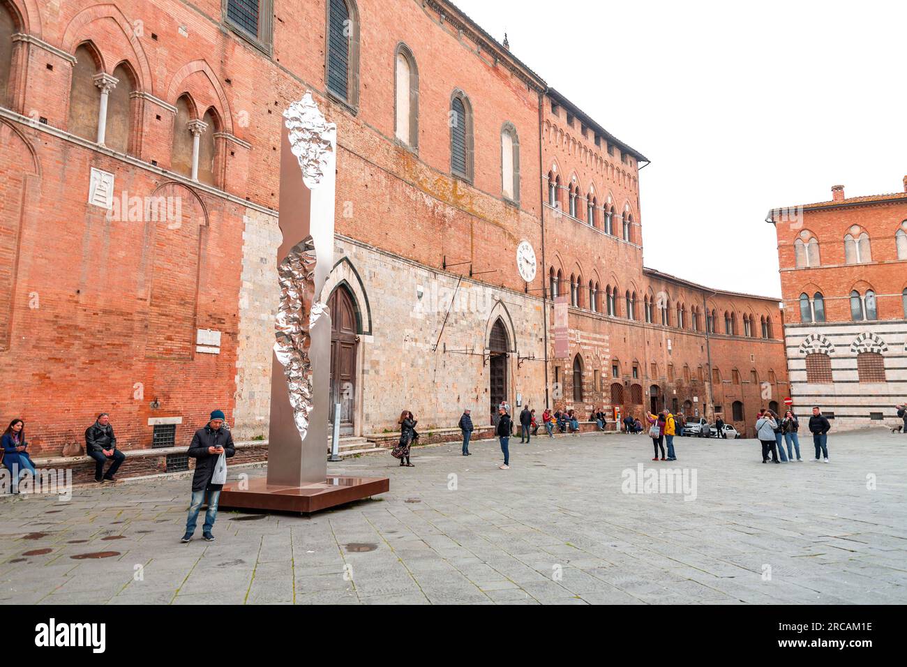 Siena, Italien - 7. April 2022: Piazza del Duomo, Domplatz, wo sich die Kathedrale von Siena befindet in Siena, Toskana, Italien. Stockfoto