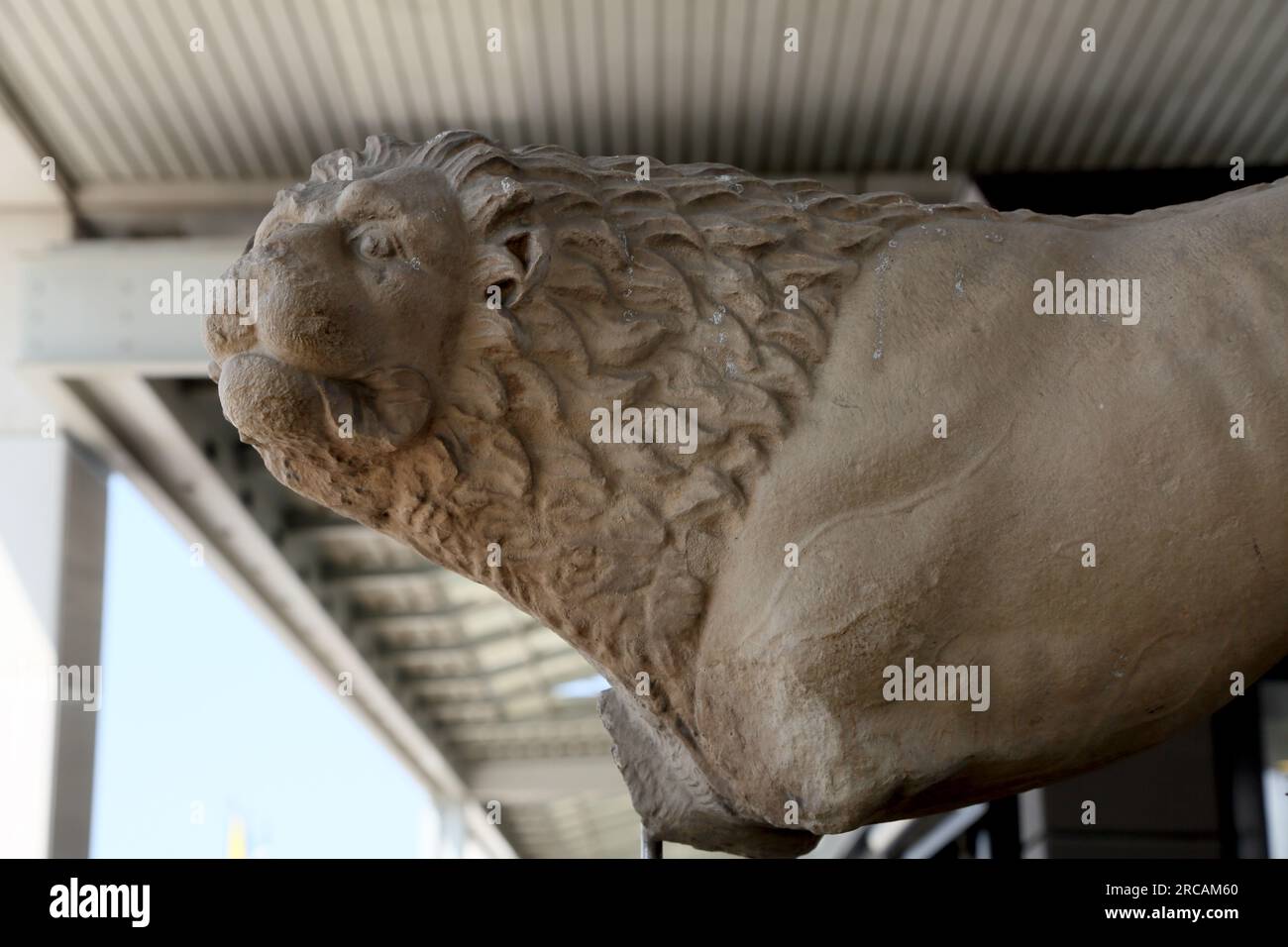 Athen Griechenland Internationaler Flughafen Athen (AIA) Eleftherios Venizelos Löwe vom Grab Monument gefunden in Pallene Mitte des 4. Jahrhunderts Stockfoto