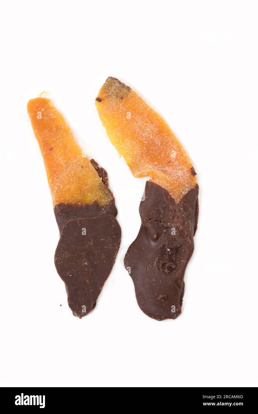 Getrocknete Mangos in Schokolade getaucht Stockfoto