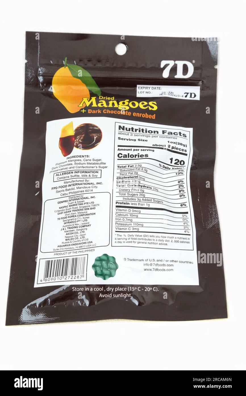 Eine Packung getrockneter Mangos in Schokoladennahrung getaucht – Fakten und Inhaltsstoffe Stockfoto