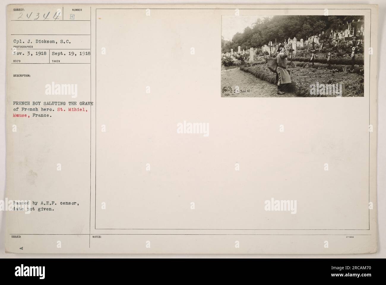 Ein französischer Junge, der das Grab eines französischen Helden in St. Mihiel, Mause, Frankreich. Das Foto wurde von CPL. J. Dickson am 19. September 1918 aufgenommen. Er wurde vom A.E.F.-Zensor genehmigt und erhielt die Nummer 2√344, mit der Überschrift "FRANZÖSISCHER JUNGE SALUTIERT DAS GRAB des französischen Helden". Stockfoto