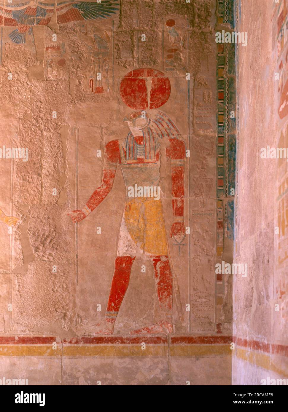 Luxor Egypt Deir El Bahri Anubis Kapelle Grabmal von Ra-horakhty (Gott der aufgehenden Sonne) Kombination der Götter Horus und Ra Stockfoto