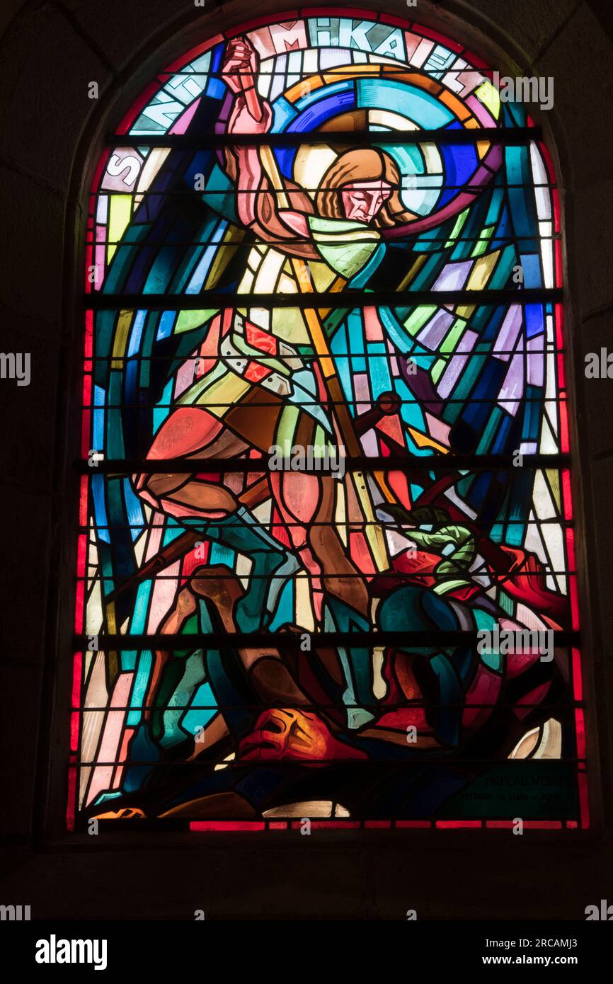 Erzengel Michael mit Schwert, Buntglasfenster mit dem Erzengel St. Michael. Der heilige Michael ist kein heiliger, sondern ein Engel und der Anführer aller Engel und der Armee Gottes. Saint Michel en Greve, Cotes-d'Armor, Bretagne, Frankreich. 10. Juli 2023 2020s HOMER SYKES Stockfoto