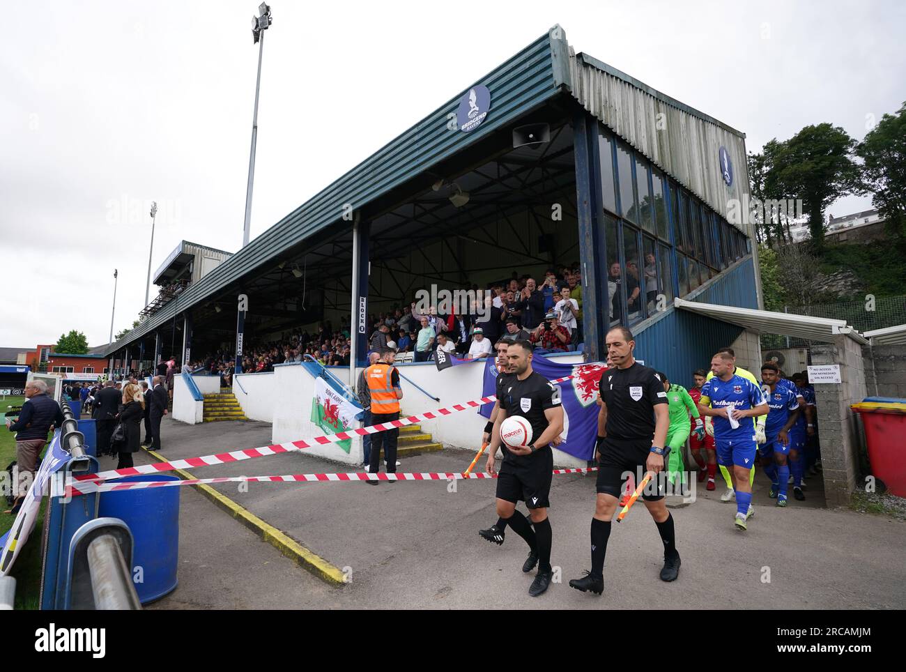 Offizielle Anführer führen die Teams für die UEFA Europa Conference League in der ersten Runde und im ersten Spiel auf dem Dunraven Brewery Field, Bridgend. Foto: Donnerstag, 13. Juli 2023. Stockfoto