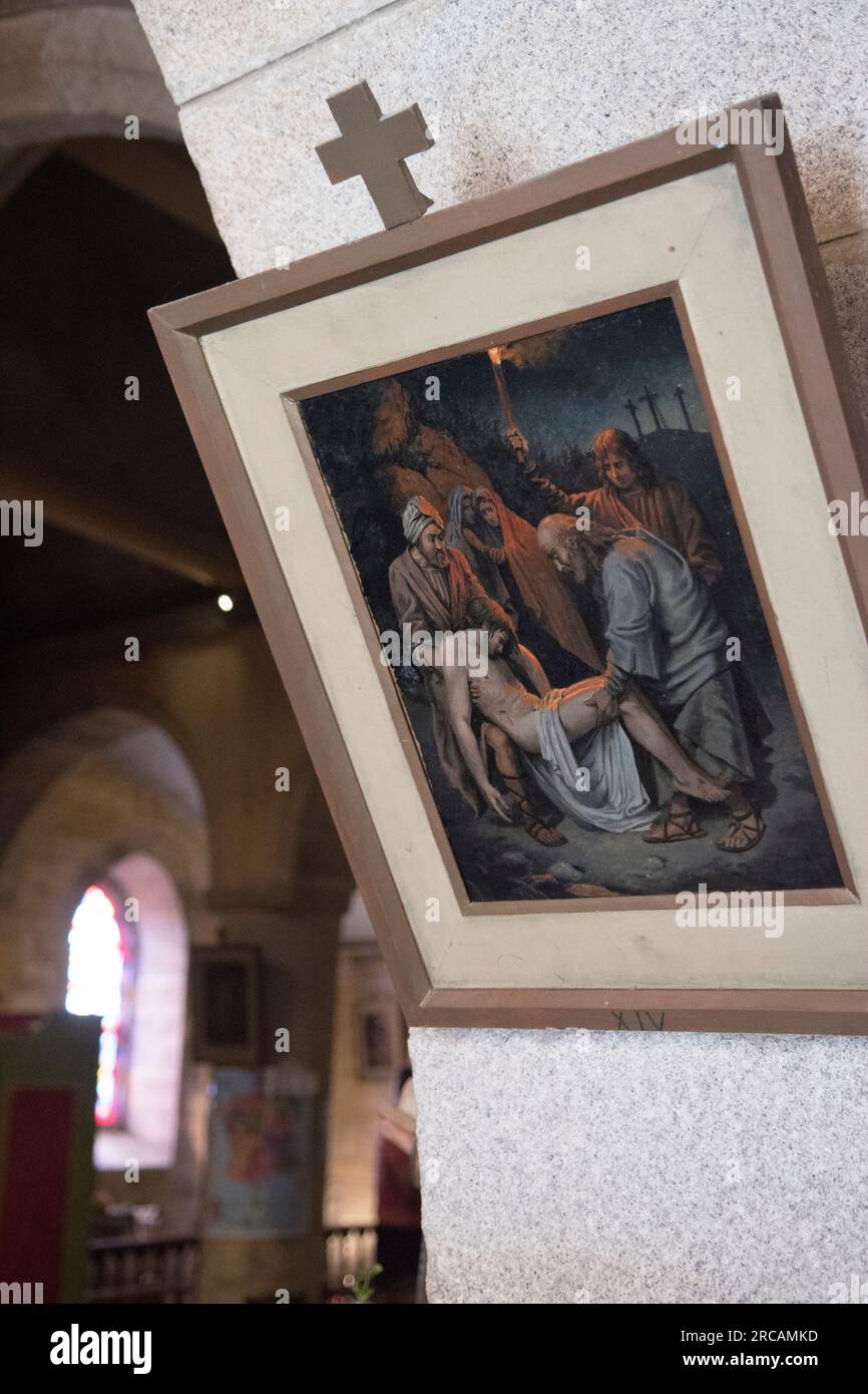 Stationen des Cross-Ölgemäldes des französischen Künstlers Andre Thiry in der St. Michel's Kirche in Saint Michel en Greve, Cotes-d'Armor, Bretagne, Frankreich. 10. Juli 2023 2020s HOMER SYKES Stockfoto