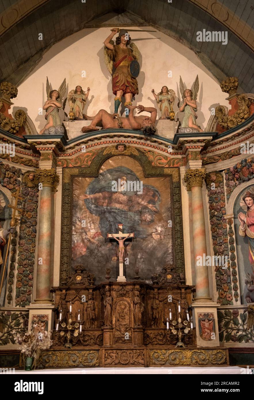 Französischer Barock in der Kirche St. Michaels Erzengel, aus polychromem Holz. Der heilige Michael an der Spitze mit dem gehobenen Schwert, das kurz davor ist, einen Schlag zu versetzen. Der heilige Michael ist kein heiliger, sondern ein Engel und der Anführer aller Engel und der Armee Gottes. Saint Michel en Greve, Cotes-d'Armor, Bretagne, Frankreich, 10. Juli 2023. 2020s HOMER SYKES. Stockfoto