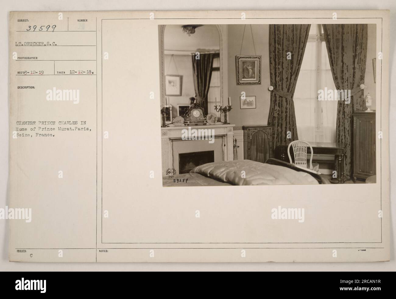 LT. Drucker, S.C., fotografiert Prinz Charles in seinem Haus, dem Haus von Prinz Murat in Paris, seine, Frankreich. Dieses Foto wurde am 12. Dezember 1918 aufgenommen. Es handelt sich um Subjekt 39599 aus der Sammlung von Fotografien amerikanischer Militäraktivitäten während des Ersten Weltkriegs. Stockfoto