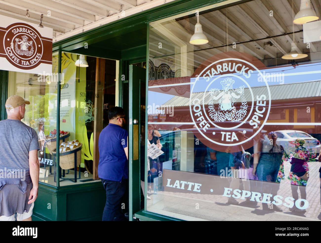 Leute stehen in der Schlange im Pike Place Starbucks First Starbucks Store am Eingang des Seattle Washington State USA Stockfoto