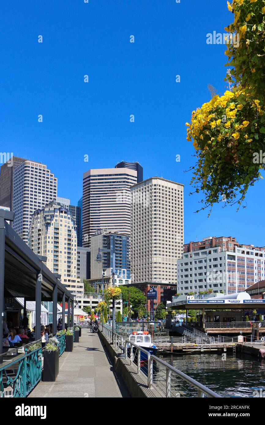 Restaurant Terrasse und Argosy Cruises Pier 55 Waterfront Alaskan Way Seattle Washington State USA Stockfoto