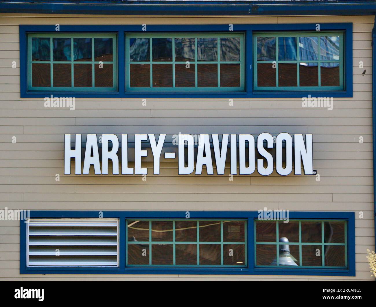 Beschilderung für den Mt. Rainier Harley-Davidson Motor Cycles Premier Lifestyle Outfitter Store Alaskan Way Pier 54 Seattle Washington State USA Stockfoto