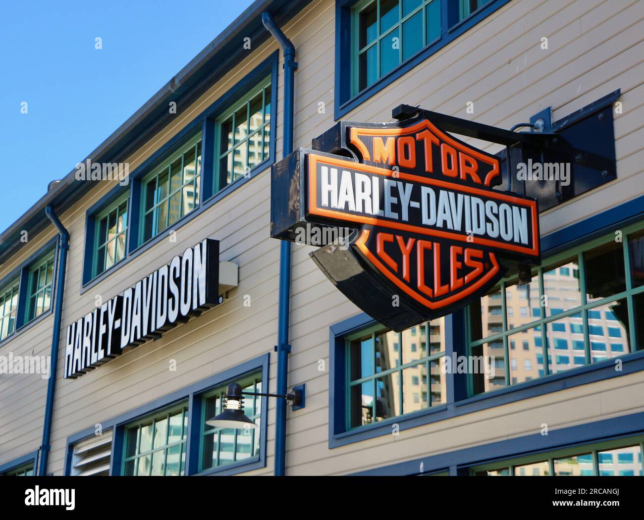 Beschilderung für den Mt. Rainier Harley-Davidson Motor Cycles Premier Lifestyle Outfitter Store Alaskan Way Pier 54 Seattle Washington State USA Stockfoto